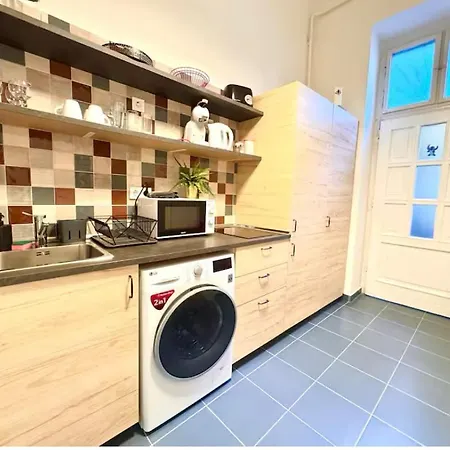 New Ac Almassy Apartament Budapesta