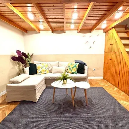 Almassy Residence-modern Apartment